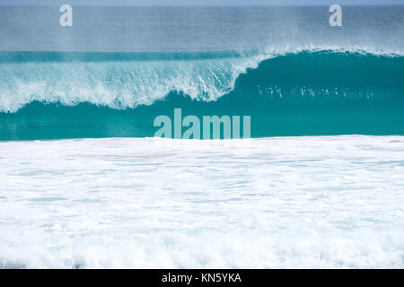 L'onde en forme de tonneau sur au curling Flour Cask Bay sur l'île kangourou en Australie du Sud. Banque D'Images