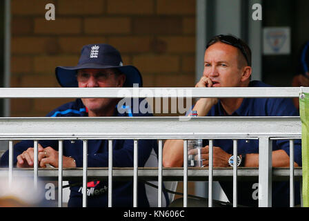 England's Trevor Bayliss parle avec l'ancien entraîneur de l'Angleterre Andy Flower au cours de la première journée du tour match à Richardson Park, Perth. ASSOCIATION DE PRESSE Photo. Photo date : Samedi 9 décembre 2017. Crédit photo doit se lire : Jason O'Brien/PA Wire Banque D'Images