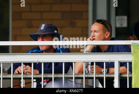 England's Trevor Bayliss parle avec l'ancien entraîneur de l'Angleterre Andy Flower au cours de la première journée du tour match à Richardson Park, Perth. ASSOCIATION DE PRESSE Photo. Photo date : Samedi 9 décembre 2017. Crédit photo doit se lire : Jason O'Brien/PA Wire Banque D'Images