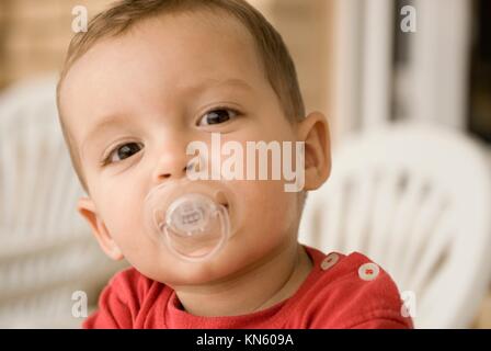 Bebe Garcon D Un An Souriant Avec Un Mannequin Et Portant Un T Shirt Espagne Photo Stock Alamy