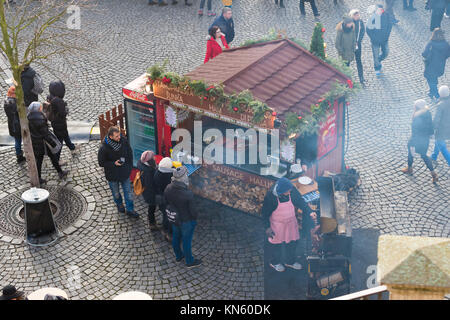 PRAGUE - le 29 décembre 2016 : Food vendant de la nourriture de Noël traditionnel à proximité du célèbre pont Karluv Most Banque D'Images