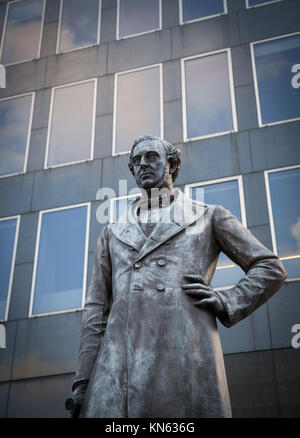 Statue et monument aux droits civils et ingénieur ferroviaire Robert Stephenson, à la gare de Euston, Londres, UK - Septembre 2015 Banque D'Images