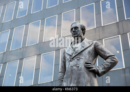 Statue et monument aux droits civils et ingénieur ferroviaire Robert Stephenson, à la gare de Euston, Londres, UK - Septembre 2015 Banque D'Images