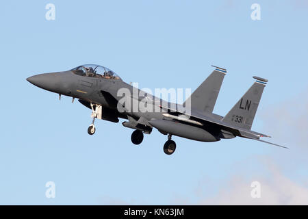 Une courbe serrée d'approche montre la partie supérieure des côtés de ce 492e Escadron de chasse F-15E Eagle comme il se transforme pour la piste à RAF Lakenheath. Banque D'Images