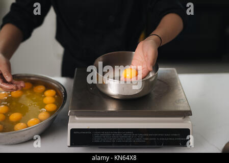 Chef de boulangerie cuire dans la cuisine professionnelle Banque D'Images