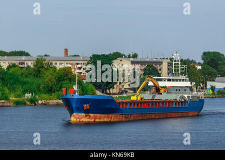 Blue cargo avec excavatrice longue portée déménagement au port Banque D'Images