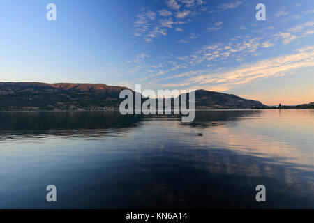 Le lever du soleil sur le lac Okanagan, Kelowna, City Park City, de l'Okanagan, Colombie-Britannique, Canada Banque D'Images
