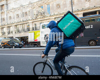 Un Deliveroo cycliste sur Piccadilly à Londres Banque D'Images