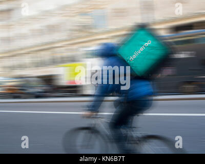 Un Deliveroo cycliste sur Piccadilly à Londres Banque D'Images