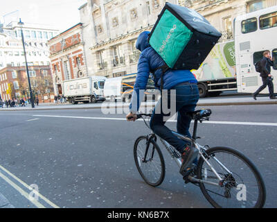 Un Deliveroo cycliste sur Piccadilly à Londres Banque D'Images