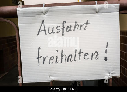 Ausfahrt Freihalten Main allemande signe un avis écrit Porte papier Entrée Trafic Attaché Banque D'Images