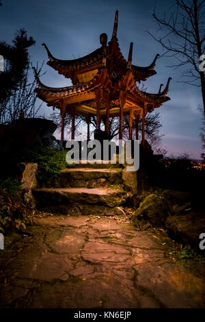 La tour chinoise Temple Bâtiment Jardin Nuit Stuttgart Fantasy Park extérieur lumineux de l'eau des roches Chemin Coucher du Soleil Lune Banque D'Images