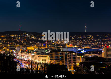 Paysage urbain de Stuttgart Capitale Baden Württemberg Jour Nuit Sky Tour de télévision de loin les bâtiments Hills Kessel Banque D'Images