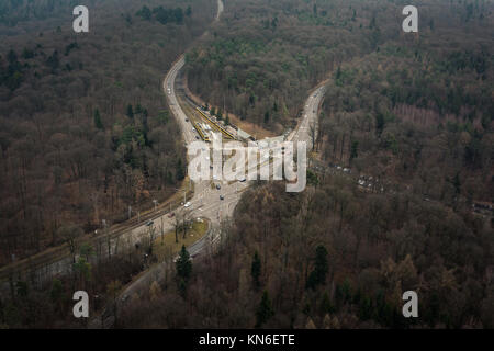 Sur les routes du paysage forestier de Stuttgart l'autoroute Transport Lignes rues arbres courbes Vue aérienne Banque D'Images