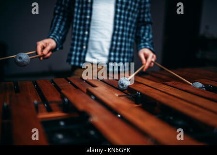 Le xylophone player mains avec des bâtons en bois, sons. Instrument à percussion musicale Banque D'Images