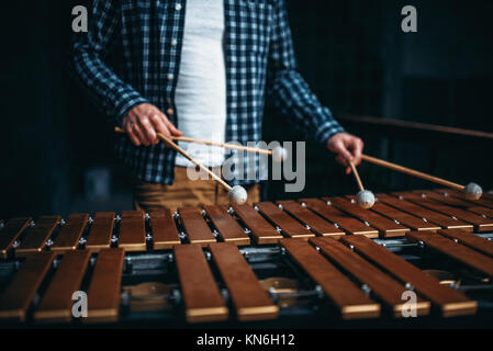 Le xylophone player mains avec des bâtons en bois, sons. Instrument à percussion musicale Banque D'Images