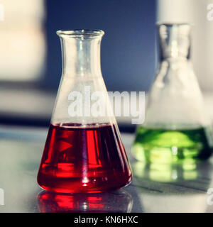 La fiole avec un liquide rouge dans le laboratoire d'une photo. Banque D'Images