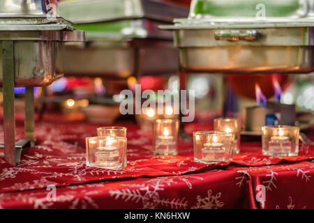 Fête de Noël de tous les plateaux buffet mis en place avant la fête avec bunson brûleurs et flammes Banque D'Images