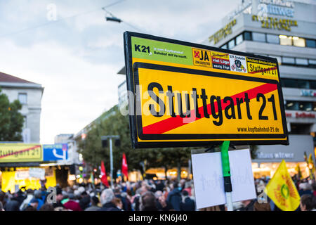 Projet Stuttgart 21 protester ville chère Gare Construction foule signe libre le 9 octobre 2017 Logo Banque D'Images