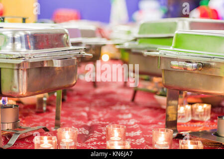 Fête de Noël de tous les plateaux buffet mis en place avant la fête avec bunson brûleurs et flammes Banque D'Images