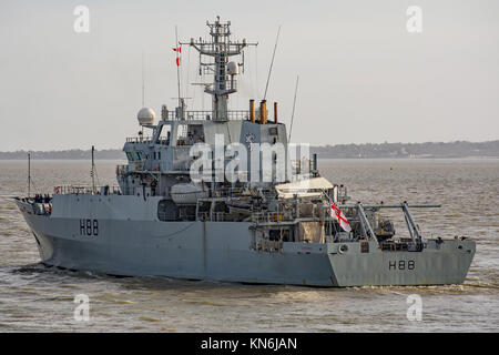 Le HMS Enterprise (H88) voile de Portsmouth, Royaume-Uni le 4 mars 2014. Banque D'Images