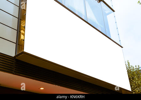 L'extérieur de la ville de panneaux isolés en Blanc Blanc par temps couvert immersive Advertisment Environnement Urbain Banque D'Images