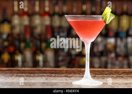 Un alcoolique cocktail cosmopolite est sur le bar. L'espace pour le texte. La photo pour le menu Banque D'Images