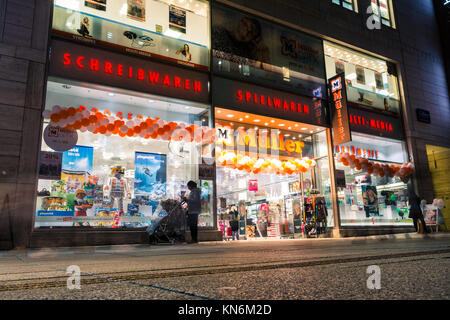 Grand magasin allemand célèbre Mueller Allemagne Stuttgart Important Emplacement Rue Principale Koenigsstrasse Éclairé de nuit le 27 octobre 2017 Banque D'Images