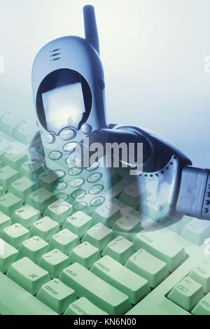 Photo Composite de clavier de l'ordinateur et main robotique avec téléphone mobile.