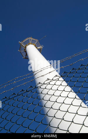 Un mât radar tourné avec angle néerlandais contre un ciel bleu profond Banque D'Images