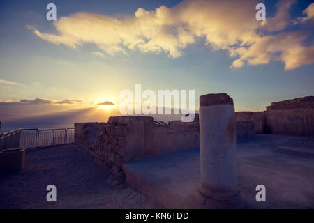 Lever de soleil sur la forteresse de Massada. Ruines du palais du roi Hérode dans le désert de Judée Banque D'Images