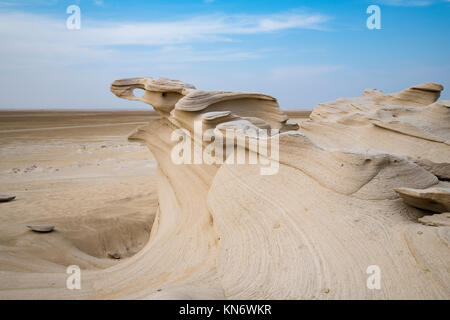 Pierres de sable Al Wathba ou dunes fossiles dans le désert d'Abu Dhabi, Émirats arabes Unis, paysage unique, formations de grès façonnées par le vent et le temps Banque D'Images