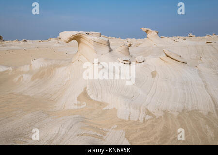 Pierres de sable Al Wathba ou dunes fossiles dans le désert d'Abu Dhabi, Émirats arabes Unis, paysage unique, formations de grès façonnées par le vent et le temps Banque D'Images