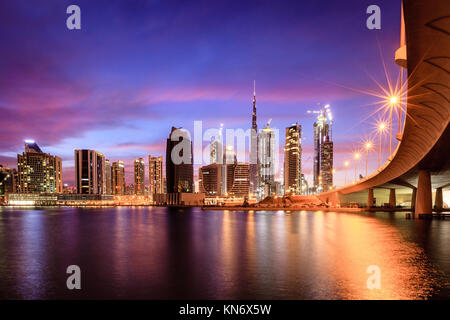 Vue sur Dubai downtown skyline at night Banque D'Images