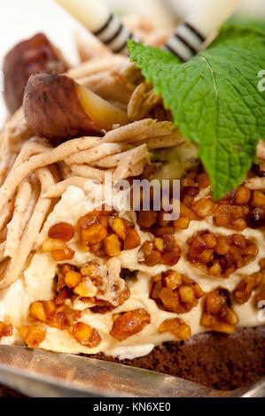 Boulangerie Patisserie Gateau Creme De Marrons Dessert Plus De Table En Bois Blanc Rustique Photo Stock Alamy