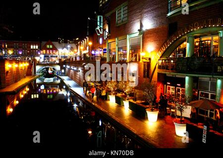 Un canal à travers l'Birmingham Brindley Place. Banque D'Images