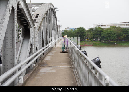 Juin 2017, Hue Vietnam - pont sur la rivière des parfums à Hue Vietnam Banque D'Images