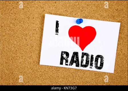 Texte écrit à la main l'inspiration légende montrant I Love Radio concept signification support et d'éducation sur l'écrit d'amour post-it, rappel zone isolée Banque D'Images