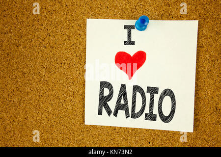 Texte écrit à la main l'inspiration légende montrant I Love Radio concept signification support et d'éducation sur l'écrit d'amour post-it, rappel zone isolée Banque D'Images