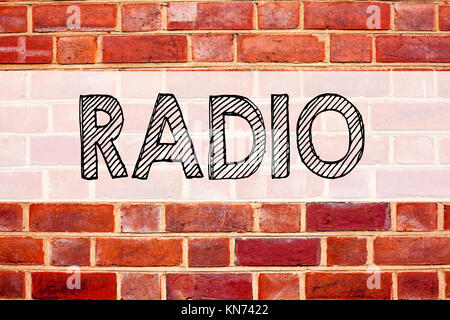 Annonce conceptuel montrant l'inspiration légende de texte radio. Concept d'affaires et de l'éducation aux médias écrits sur fond de vieilles briques avec de l'espace Banque D'Images