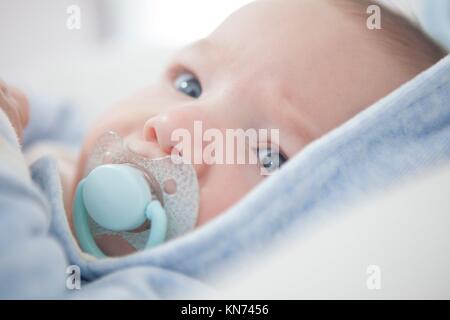 Portrait d'un bébé de quatre mois avec sucette. Focus sélectif.
