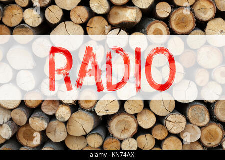 Légende de texte annonce conceptuel montrant l'inspiration du concept d'entreprise de la radio et de l'éducation aux médias écrits sur fond de bois avec de l'espace Banque D'Images