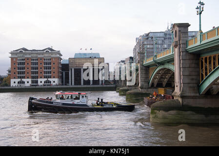 Riverside Cory tug boat redoute, sur la Tamise à Southwark, remorquage d'un chaland chargé de compacter des déchets provenant d'la ville de Londres. Banque D'Images