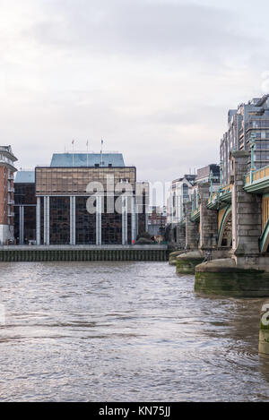 Le Financial Times immeuble de bureaux sur la rive sud de la Tamise à Southwark Bridge, Londres, Angleterre, Royaume-Uni.. Banque D'Images