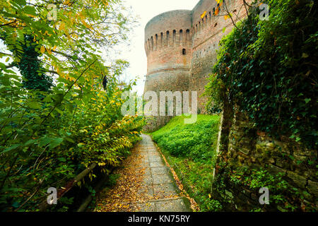 Chemin pavé près de vieux murs de château médiéval dans un paysage de forêt vert durant la saison d'automne Banque D'Images