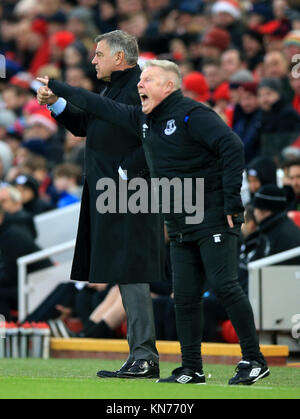 Gestionnaire d'Everton Sam Allardyce (gauche) et sous-Sammy Lee durant le premier match de championnat à Anfield, Liverpool. Banque D'Images