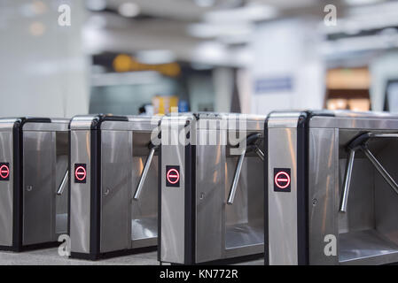 Les barrières à l'entrée du métro Ticket à Shanghai, Chine. Banque D'Images