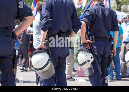 La police armée en service lors d'une manifestation de rue Banque D'Images