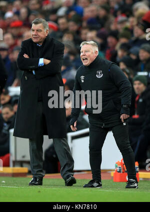 Gestionnaire d'Everton Sam Allardyce (gauche) et sous-Sammy Lee durant le premier match de championnat à Anfield, Liverpool. Banque D'Images