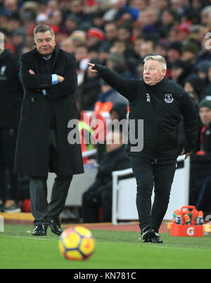 Gestionnaire d'Everton Sam Allardyce (gauche) et sous-Sammy Lee durant le premier match de championnat à Anfield, Liverpool. Banque D'Images